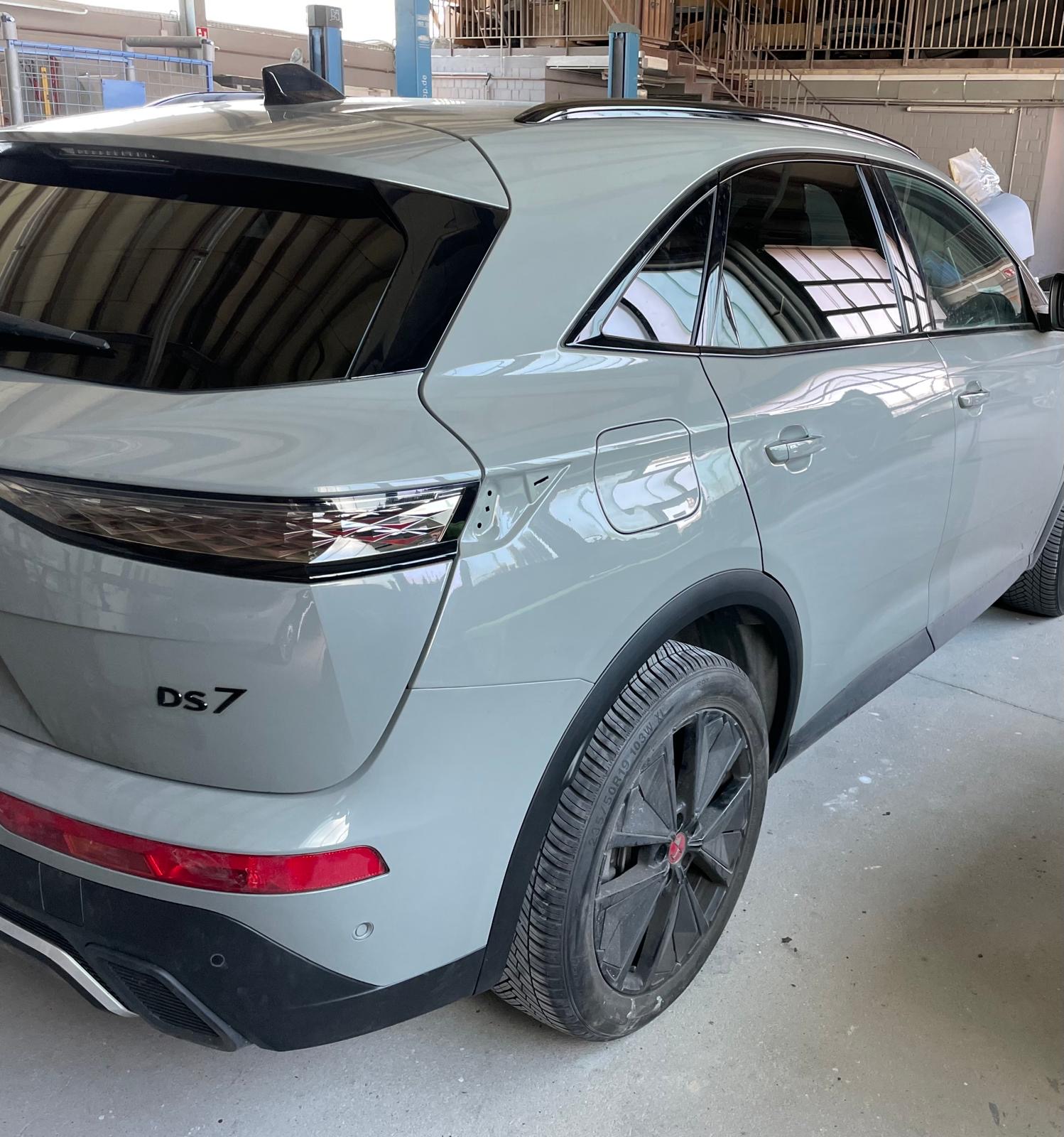 Derselbe DS7 grau, perfekt repariert in der Werkstatt