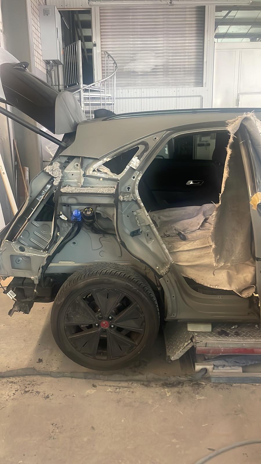 DS7 grau Karosserie hinten rechts komplett zerlegt — Seitenteil, Türrahmen und Innenleben offen