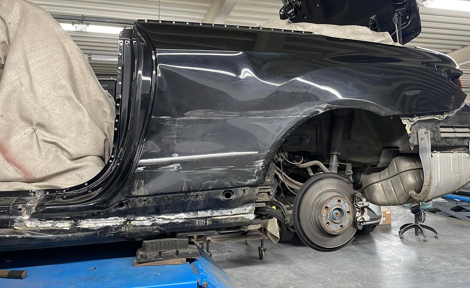 Schwarzes BMW Cabrio auf der Hebebühne während Karosserie-Richten