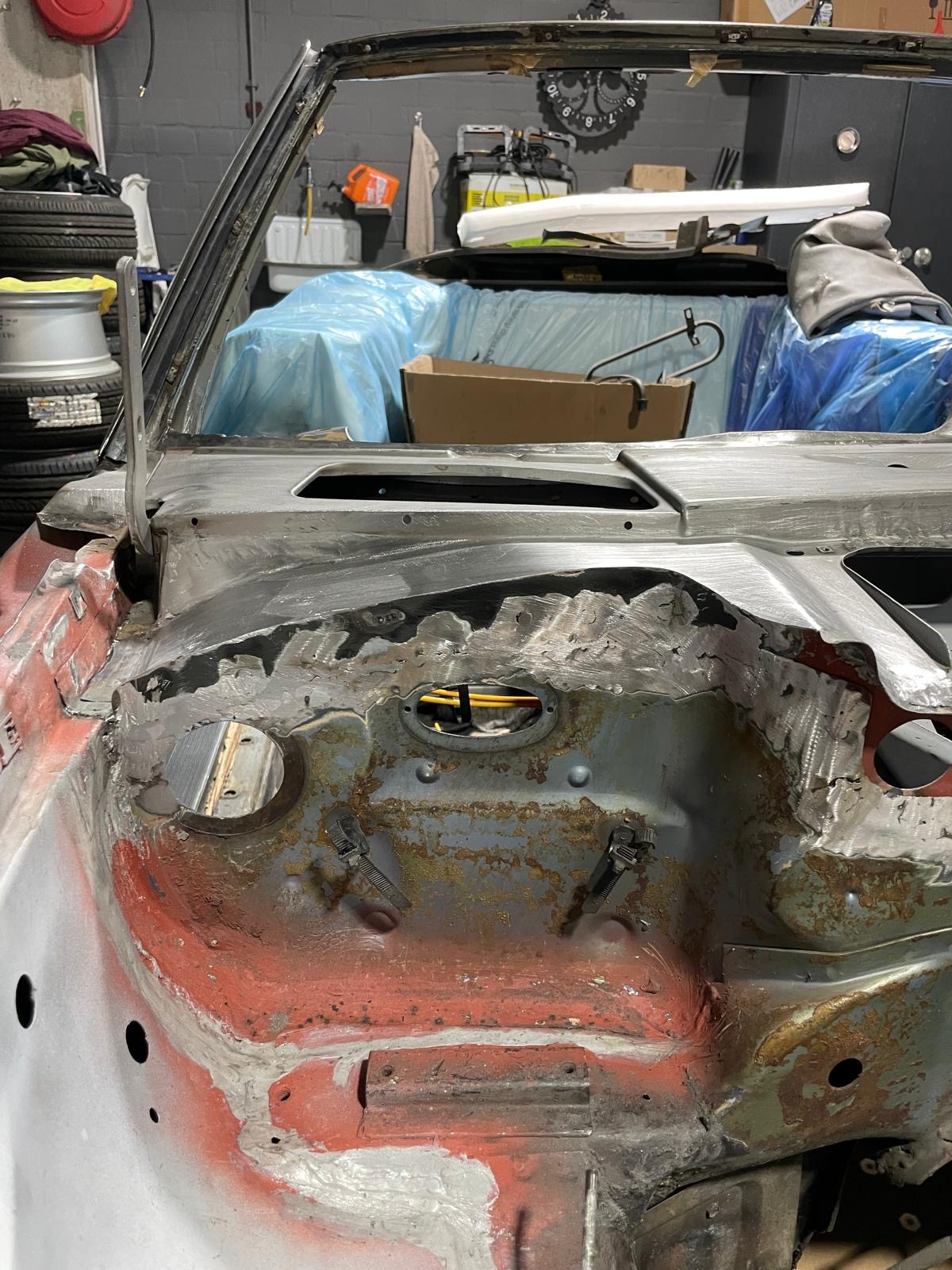 Geöffneter Cabrio-Heckraum während der Restauration