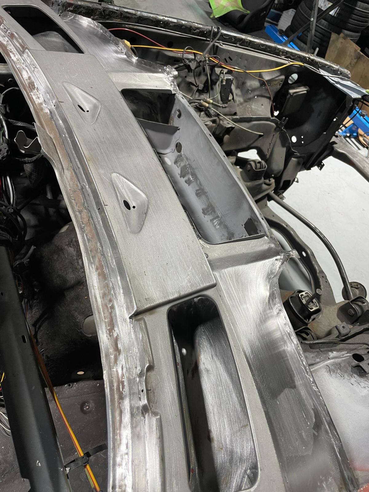 Karosserie-Skelett blank, B-Säule freigelegt