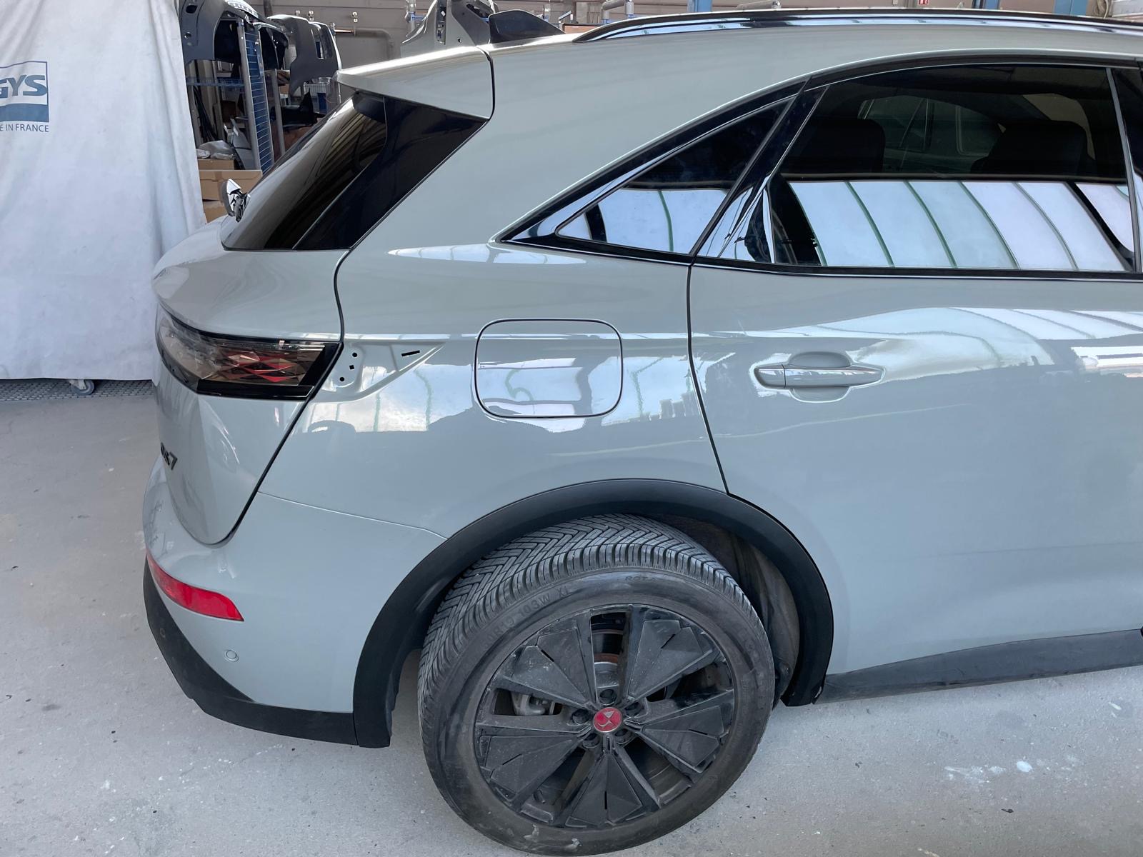 DS7 grau Heck rechts perfekt repariert nach der Lackierung