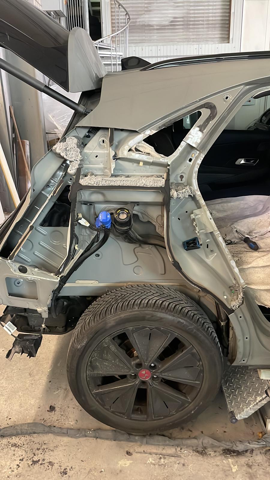 Derselbe DS7 mit demontierter Heckklappe während der Karosserie-Restauration