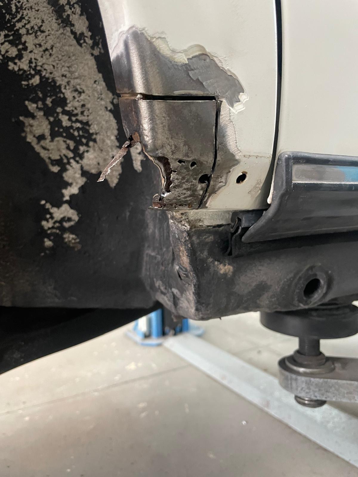 Aufgeschnittener Schweller mit Schweißnaht während der Reparatur