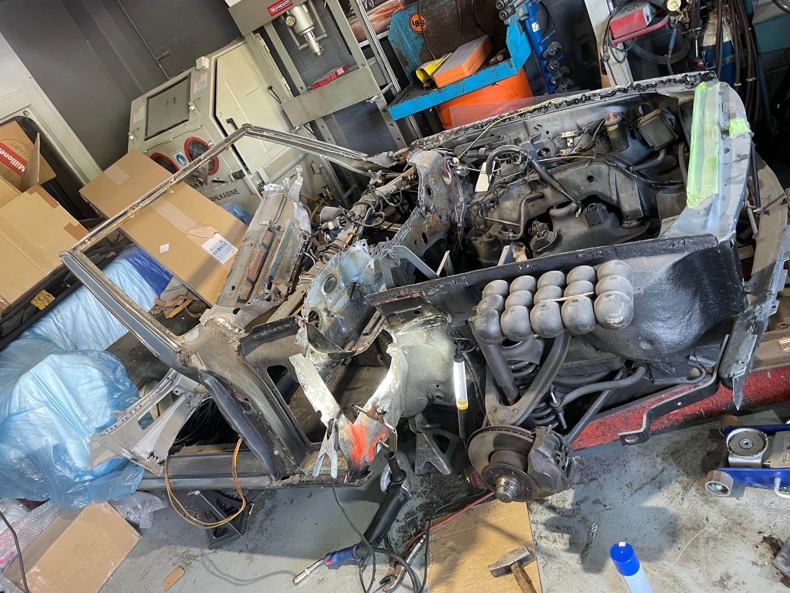 Oldtimer-Motorraum komplett zerlegt während der Restauration