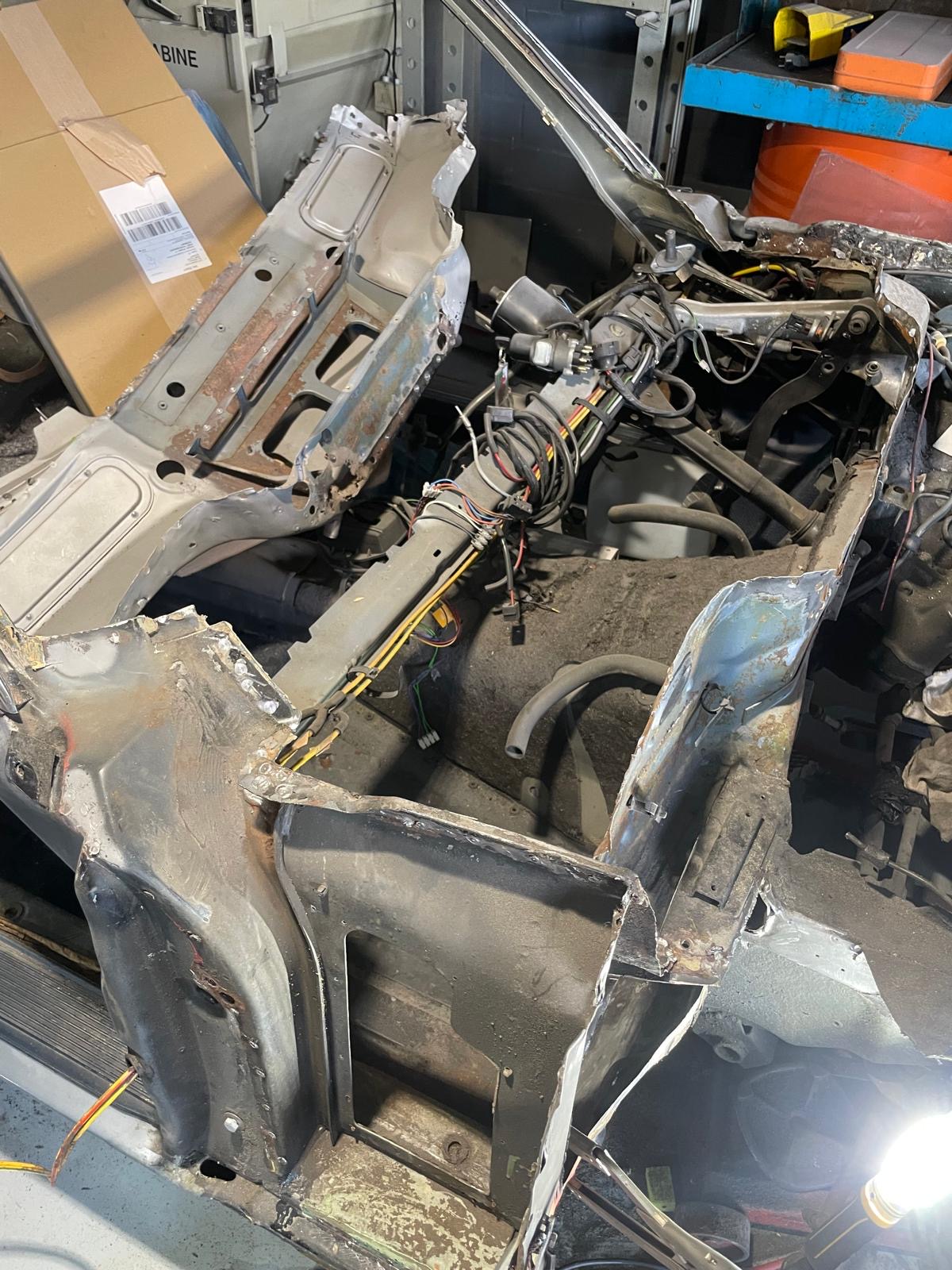 Oldtimer-Motorraum komplett zerlegt während der Restauration