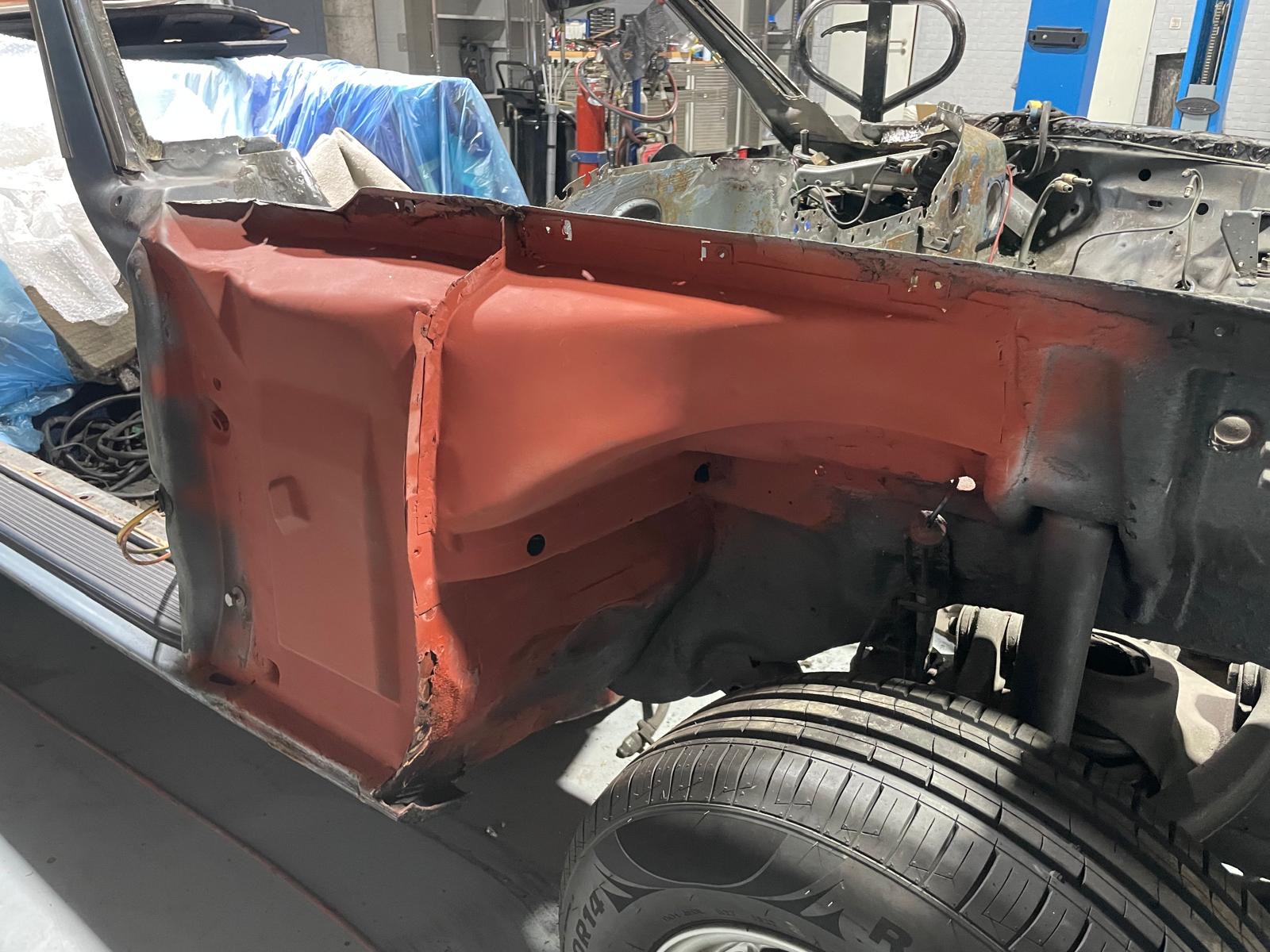 Oldtimer-Heck rot grundiert während der Restauration