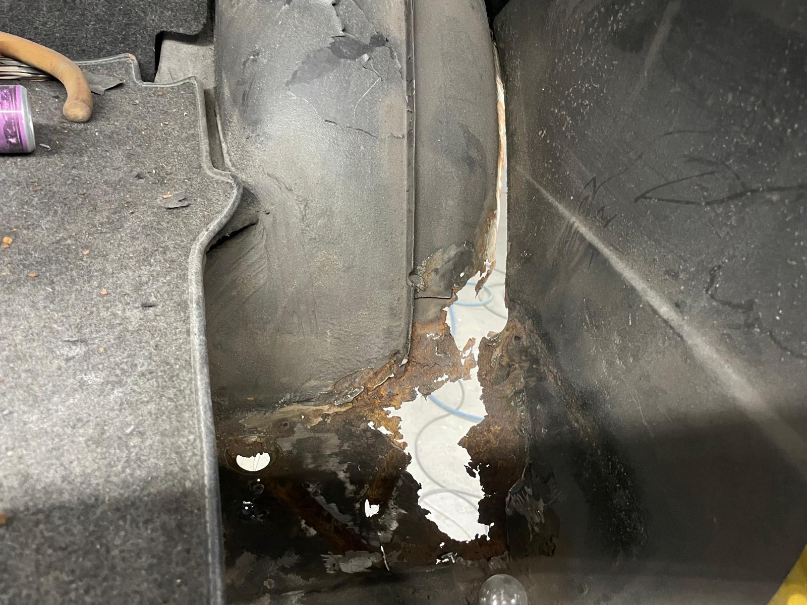 Durchgerosteter Radkasten mit Loch