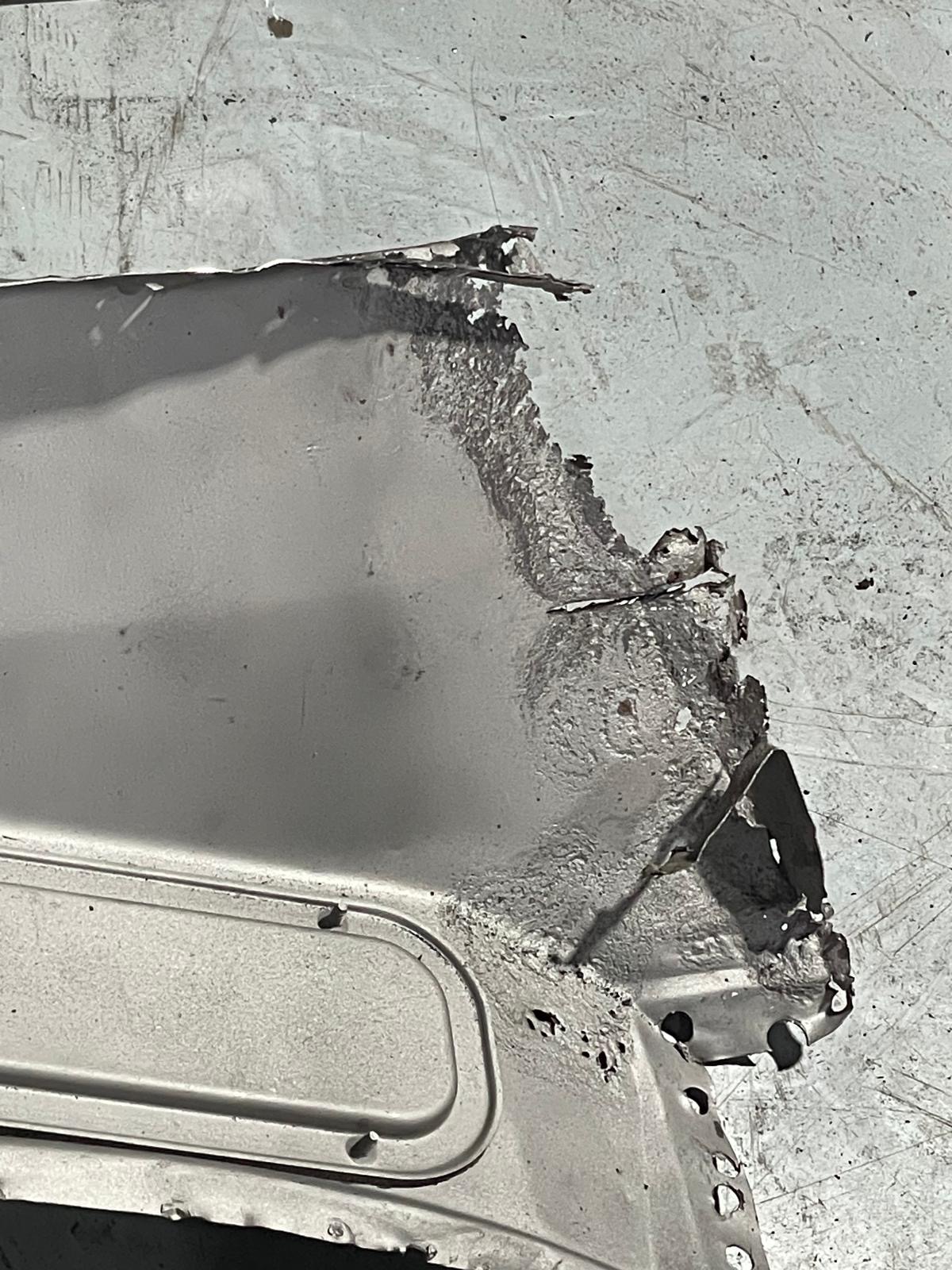 Geschweißte Karosserie-Ecke mit sichtbaren Schweißpunkten