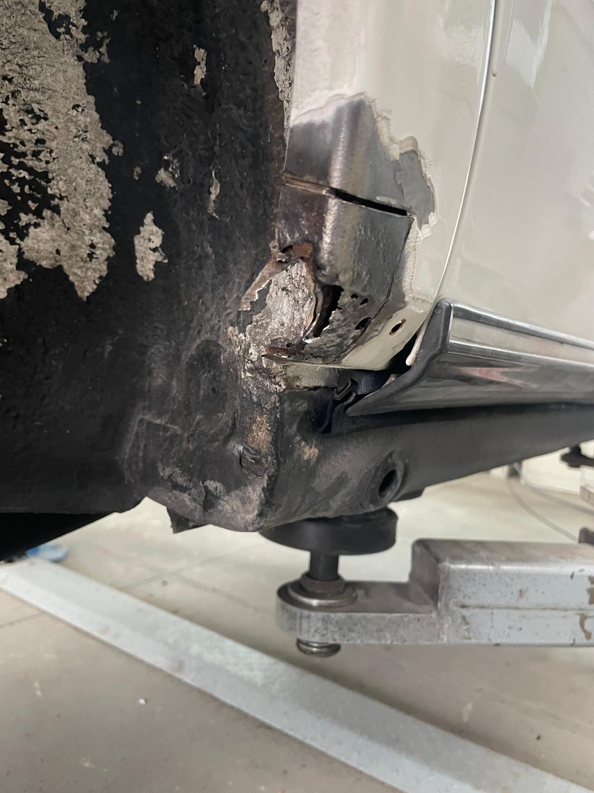 Schweller-Reparatur am weißen Auto nach Schweißarbeit und Versiegelung