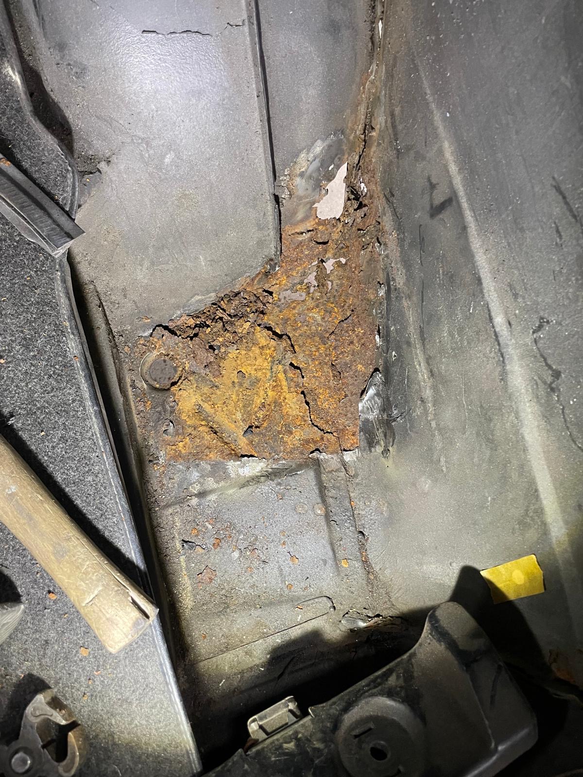 Bodenblech mit massivem Rostfraß und Korrosion vor der Reparatur