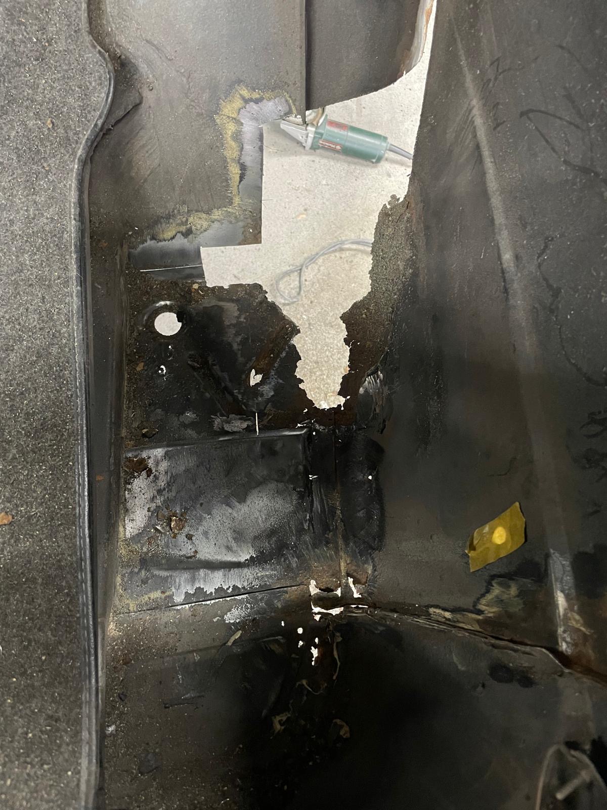 Frische Schweißnaht im Bodenblech mit Klebermarkierung