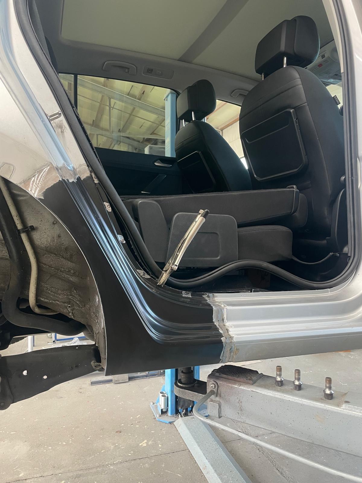 Silberner VW Touran Seitenansicht draußen