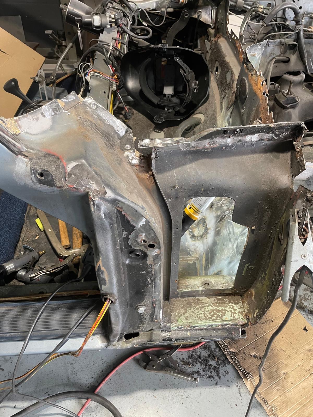 Lenksäule und Innenraum während Oldtimer-Restauration