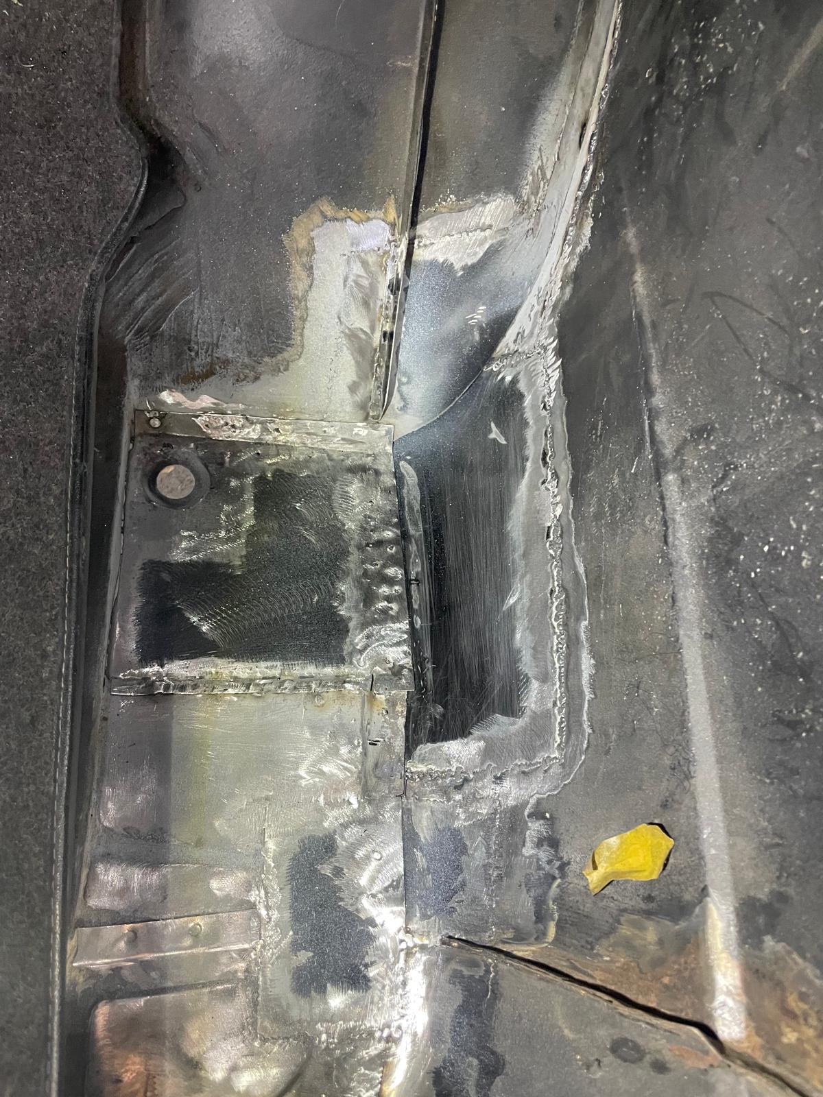 Bodenblech komplett herausgetrennt und neu eingeschweißt — blank, sauber, vollverschweißt