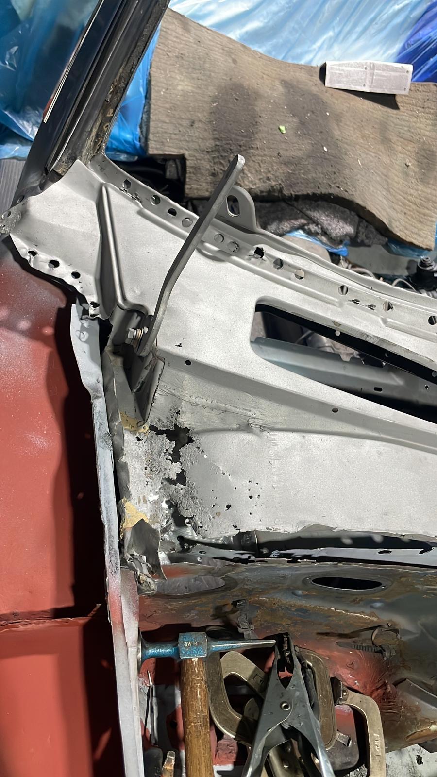 Karosserie-Innenseite mit Schweißarbeit am Türrahmen