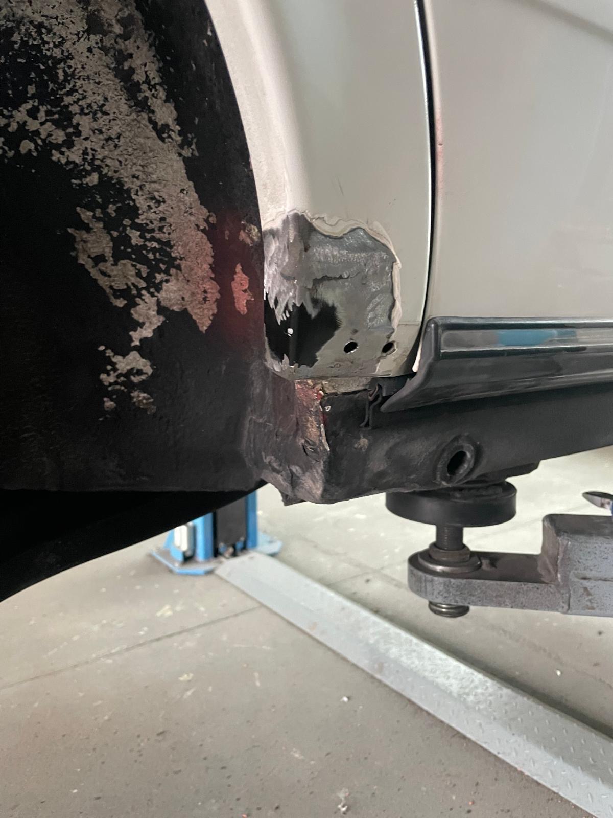 Schweller schwarz und silber mit sichtbarem Loch