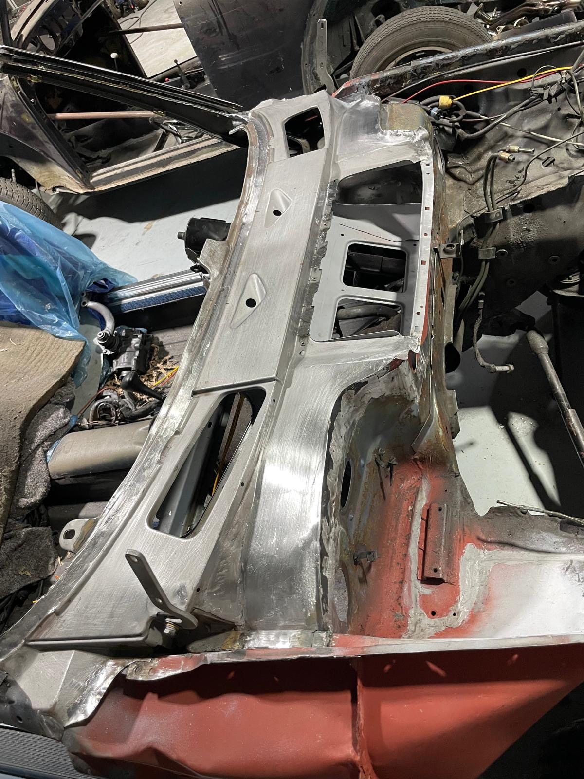 Karosserie-Skelett blank, B-Säule freigelegt