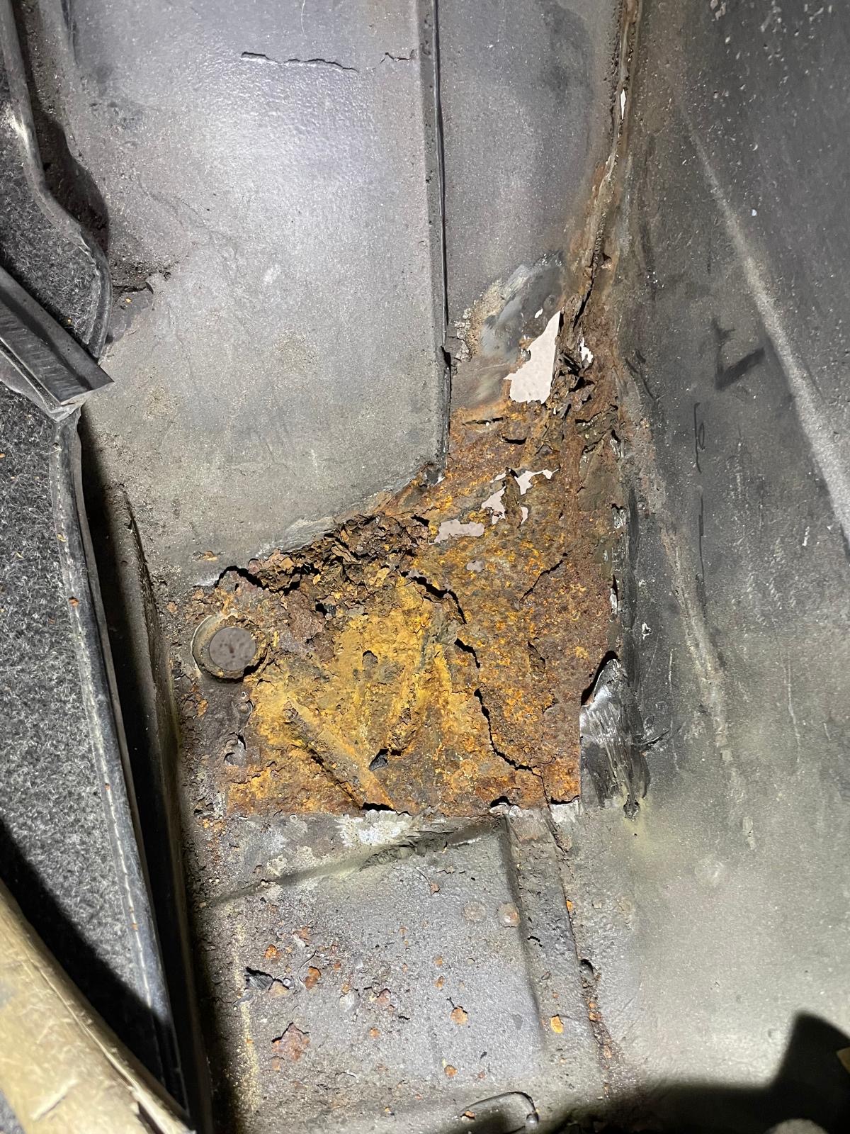 Großflächiger Rostschaden am Bodenblech