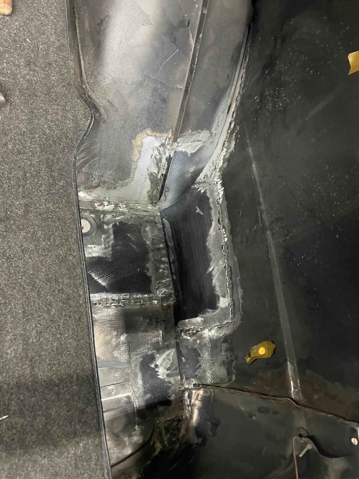 Frische Schweißnaht am Bodenblech mit Versiegelung