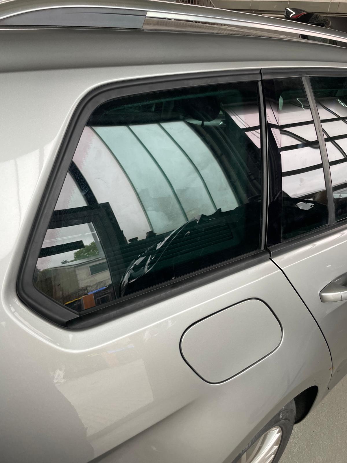 Heckseitenscheibe wieder fachgerecht eingesetzt — sauber sitzende Verglasung am silbernen Kombi